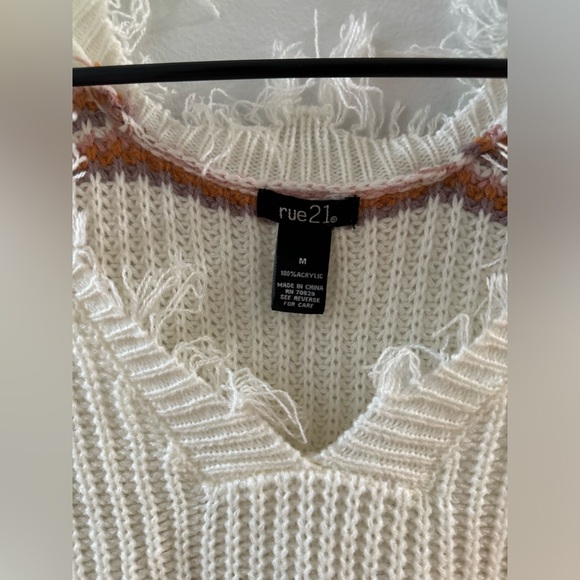 Pre-Owned MD Rue 21 White with Red and Pink Stripes Distressed Sweater - Picture 3 of 4